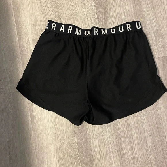 SOLD: Under Amour running shorts with pockets - Picture 3 of 3
